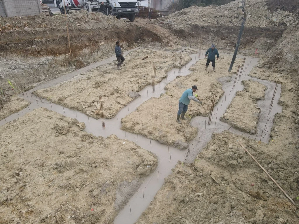 coulage d'une fondation en béton à l'aide d'une pompe cunhabatiment.fr