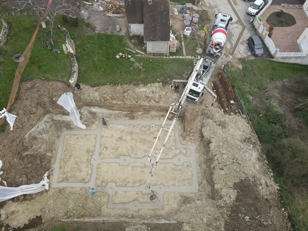 coulage de fondations béton à l'aide d'une pompe cunhabatiment.fr