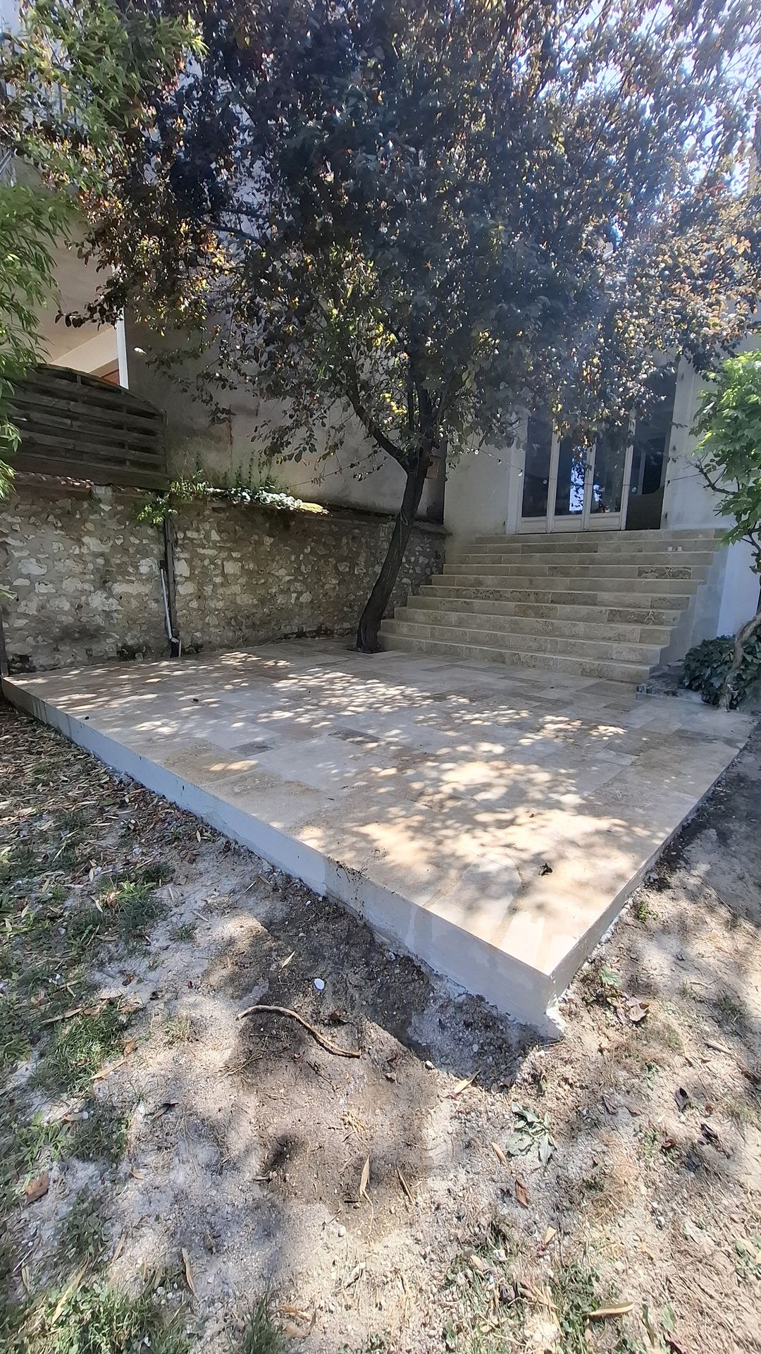 carrelage terrasse en pierre travertin et escalier cunhabatiment.fr