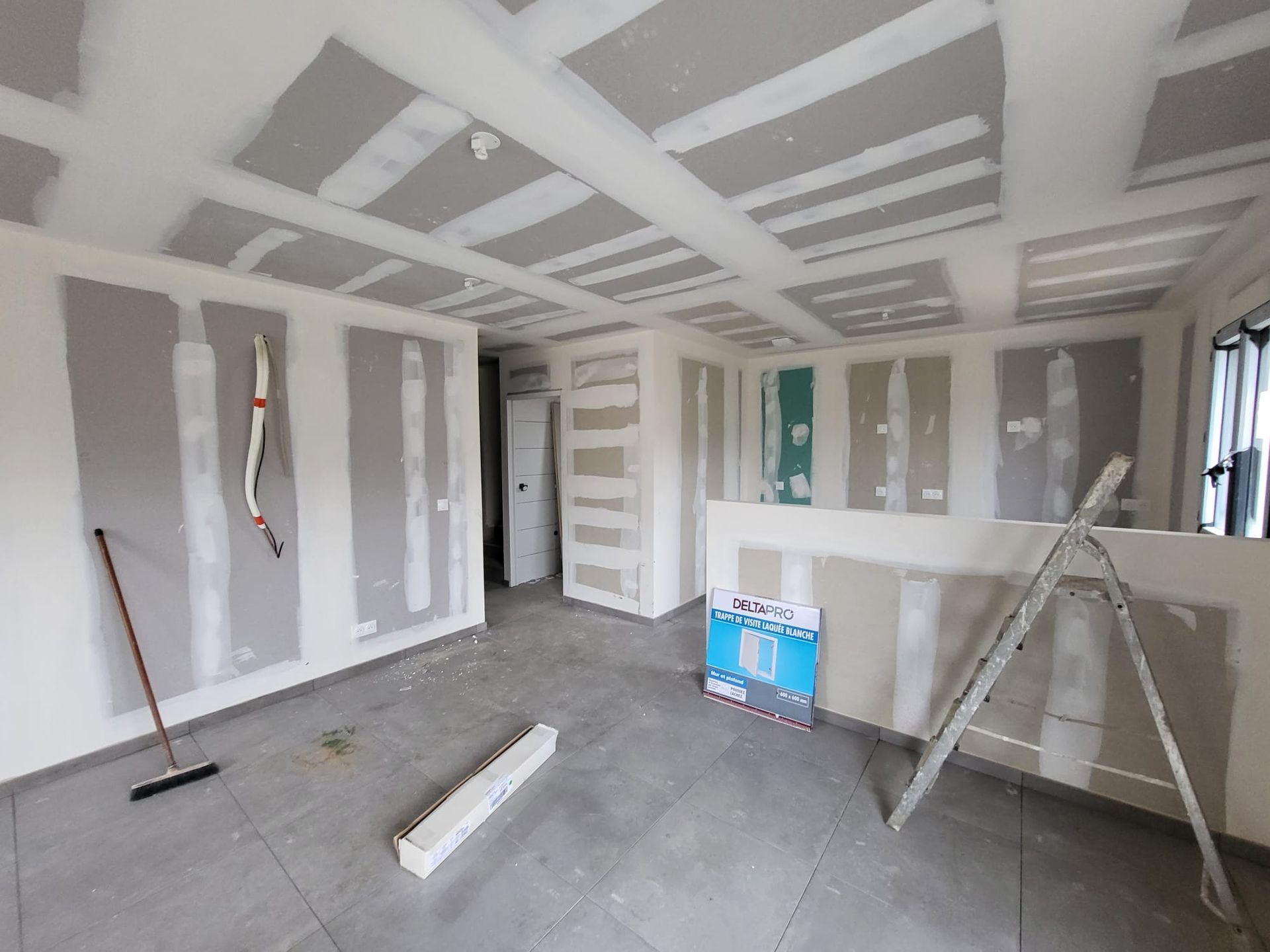 intérieur d'une maison en plaque de plâtre BA13 avec les bandes collées cunhabatiment.fr