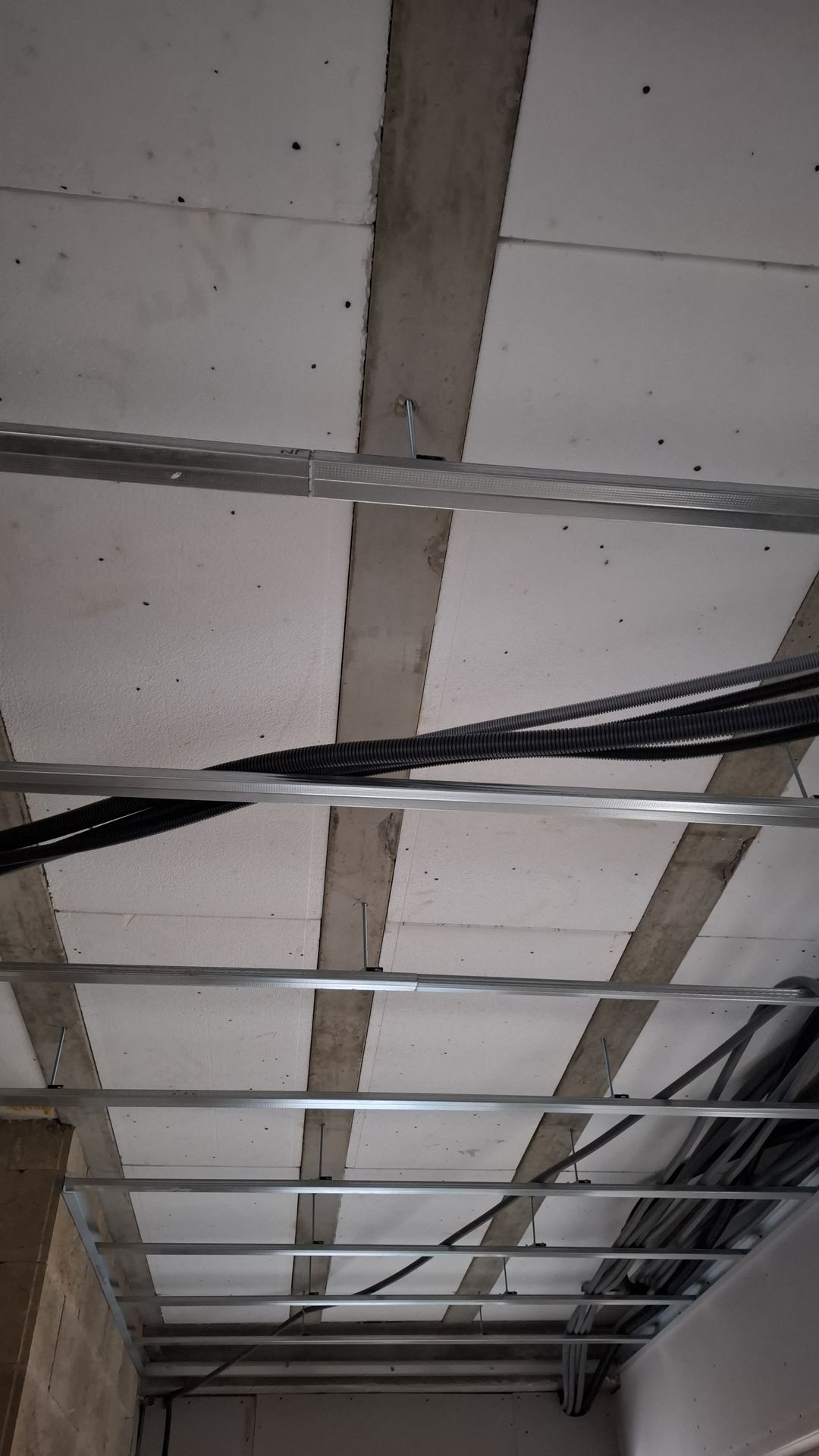 ferraillage d'un faux plafond en rail fourrure cunhabatiment.fr