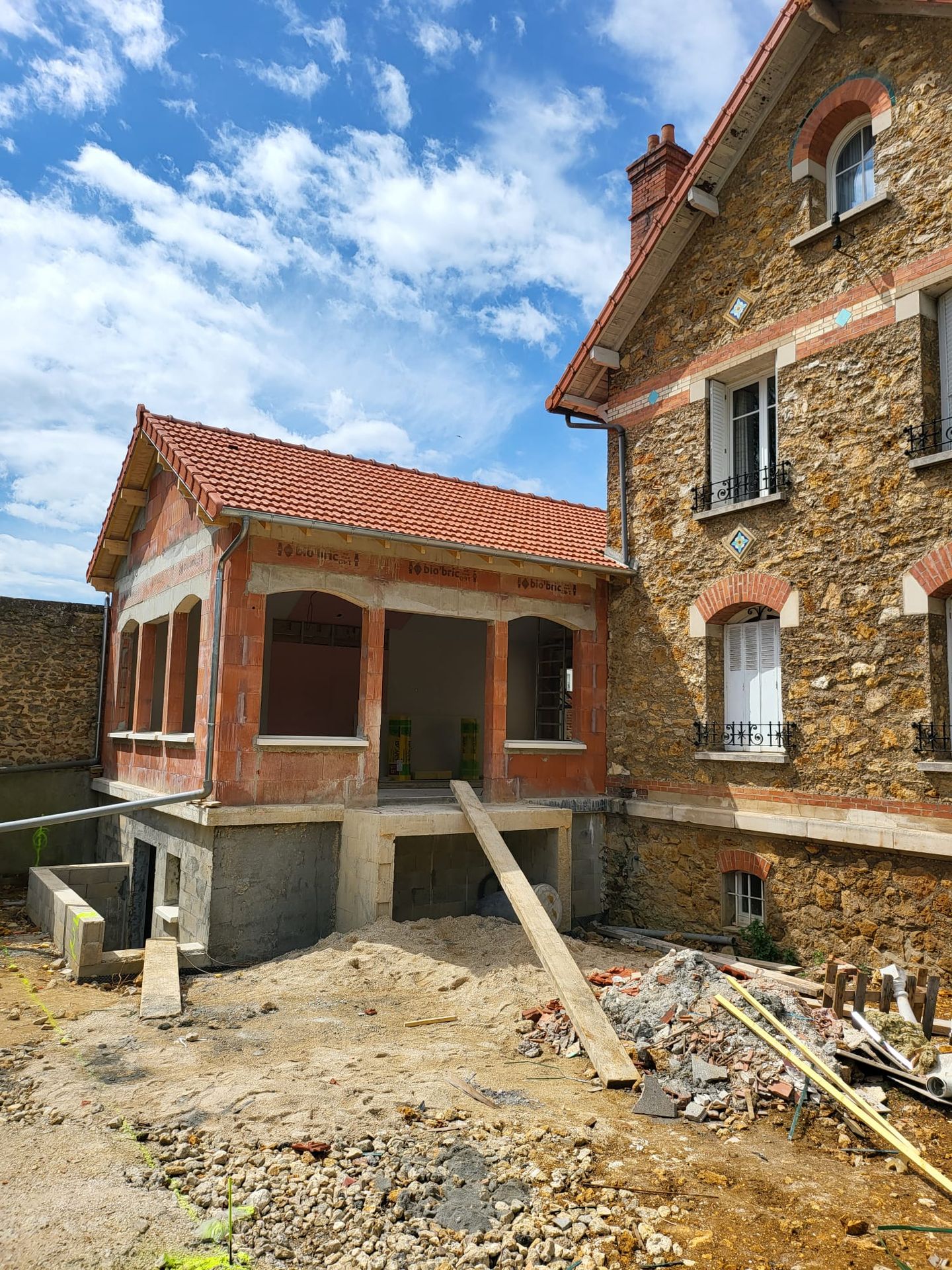 charpente 2 pans avec tuile rouge cunhabatiment.fr